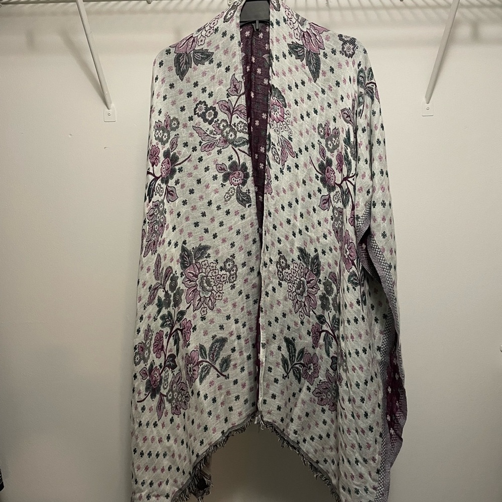 Beautiful Chico’s Reversible Ruana Shawl Wrap One size Fits All